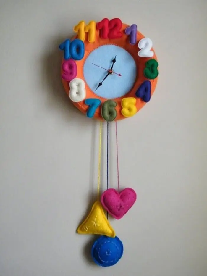 Relógio de parede feito de feltro encanta a decoração do quarto das crianças