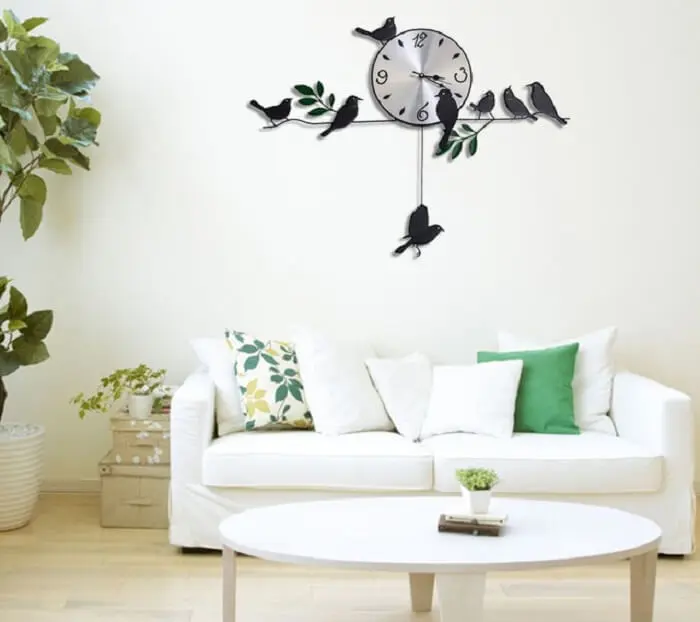 Relógio de parede feito de ferro com desenho de pássaros