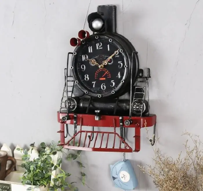 Relógio de parede feito de ferro com design que simula uma Maria Fumaça