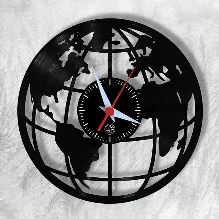 Relógio de parede feito de vinil preto simula o desenho do planeta terra