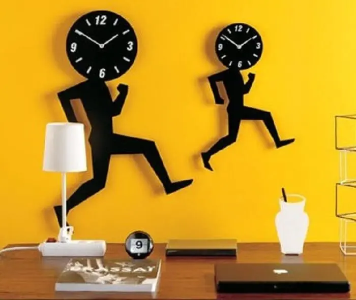 Relógio de parede feito em madeira traz descontração ao ambiente