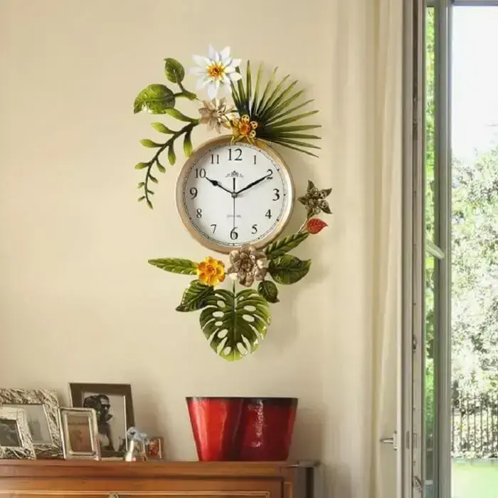 Relógio de parede feito em metal com detalhes florais