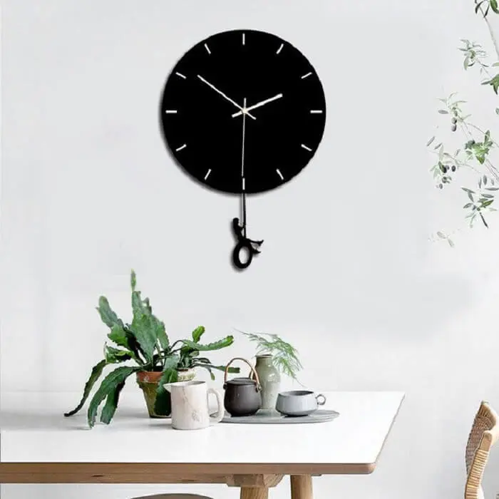Relógio de parede preto com design delicado e criativo