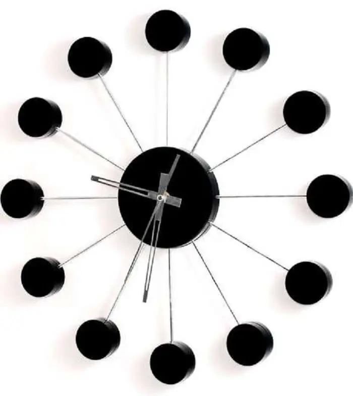 Relógio de parede que pode complementar uma decoração com estilo minimalista