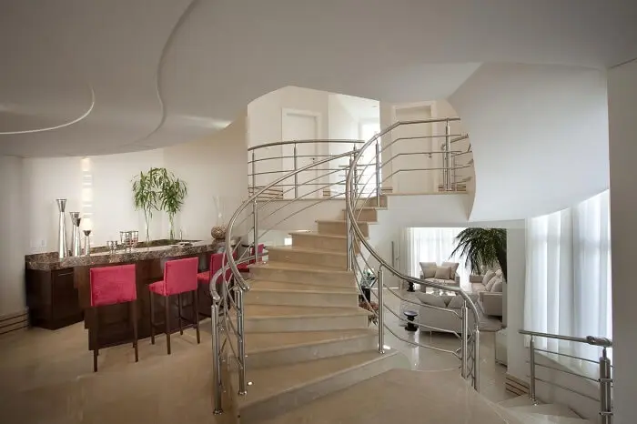 Sala com escada central de mármore