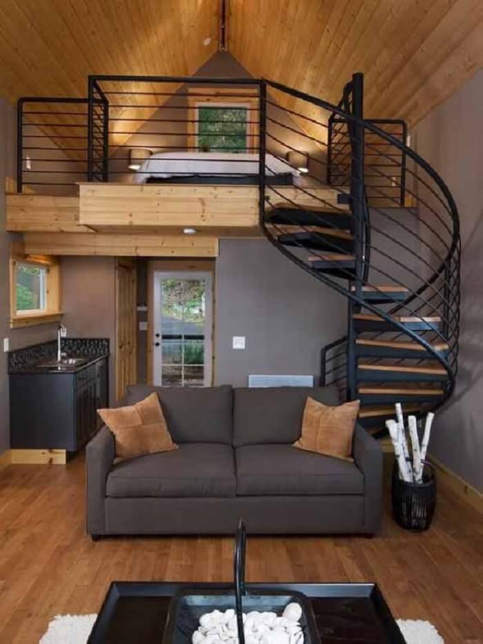 Sala com escada em caracol feita de madeira e ferro