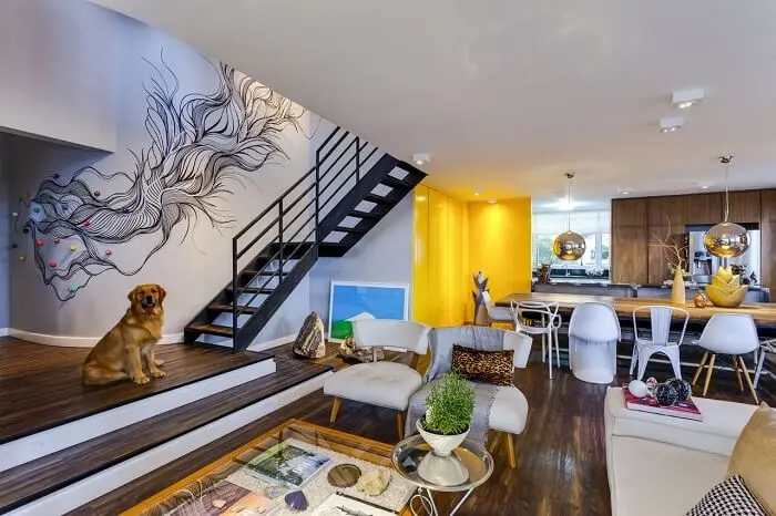 Sala com escada metálica encanta a decoração deste apartamento moderno