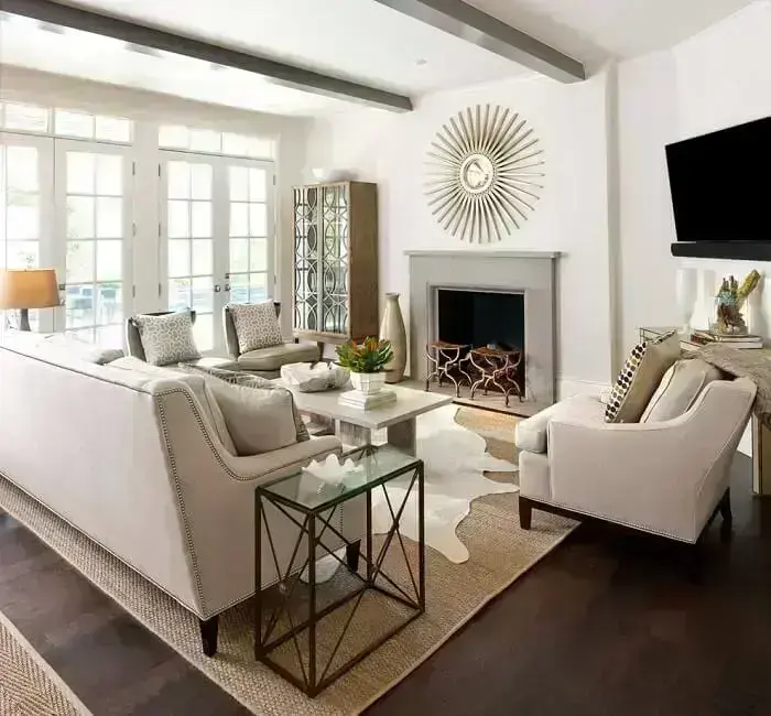 Sala de estar ampla com tapete de sisal natural