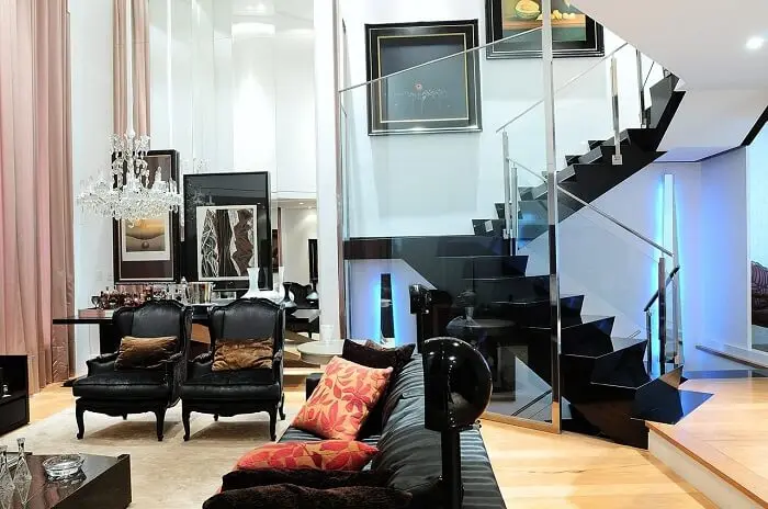 Sala de estar com escada preta encanta a decoração do espaço