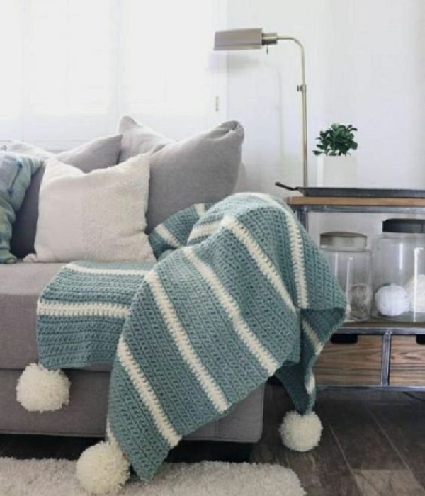 Sala de estar com manta de crochê azul e branco