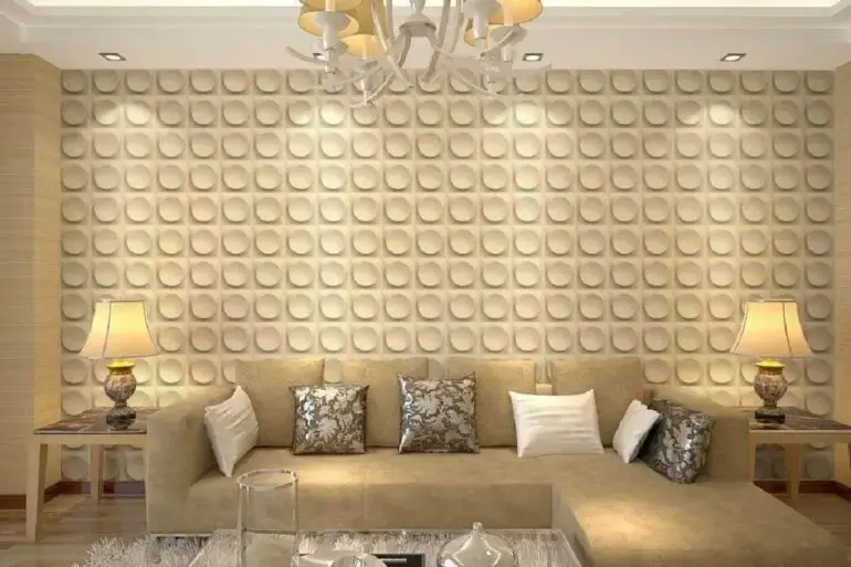 Sala de estar com parede revestida por placa de gesso 3D com desenho redondo. Fonte: Móveis Capão Raso