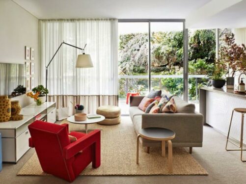 Sala de estar com poltrona vermelha e tapete sisal. Fonte: Pinterest
