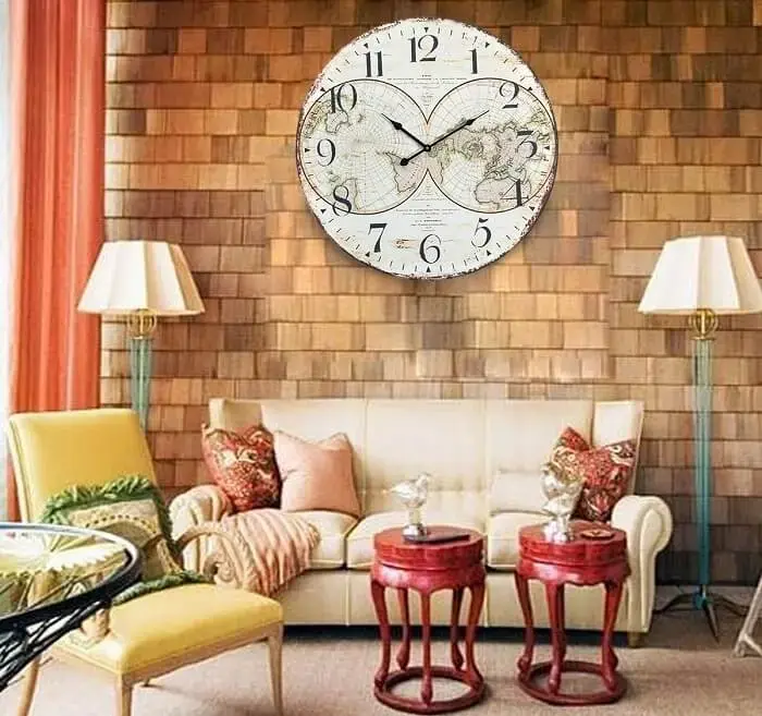 Sala de estar com relógio de parede retrô feito em madeira