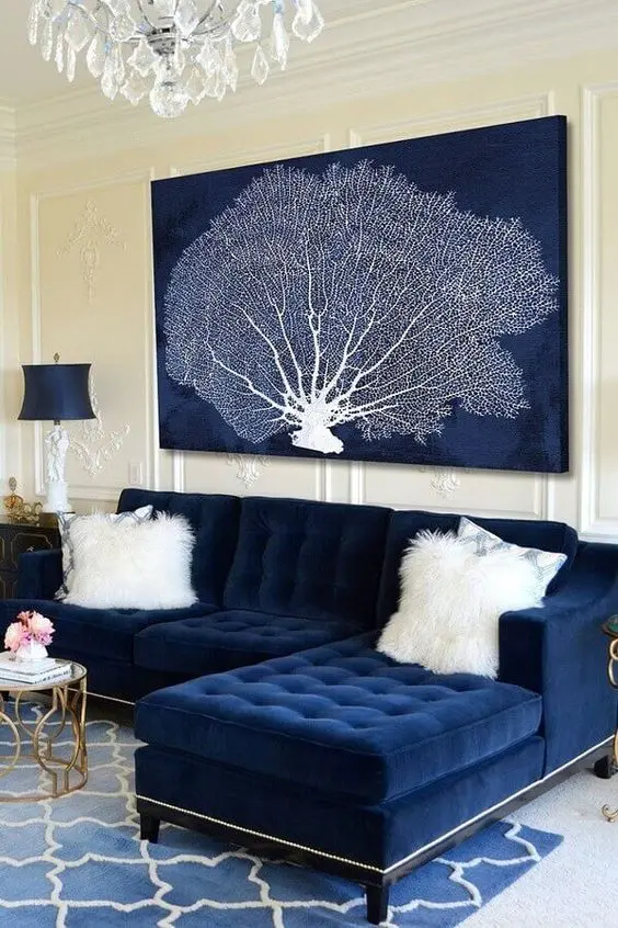 Sala de estar com sofá azul marinho