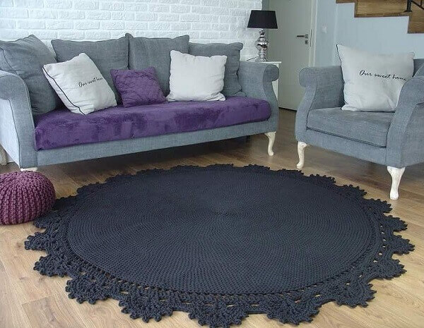 Sala de estar com tapete de crochê redondo preto