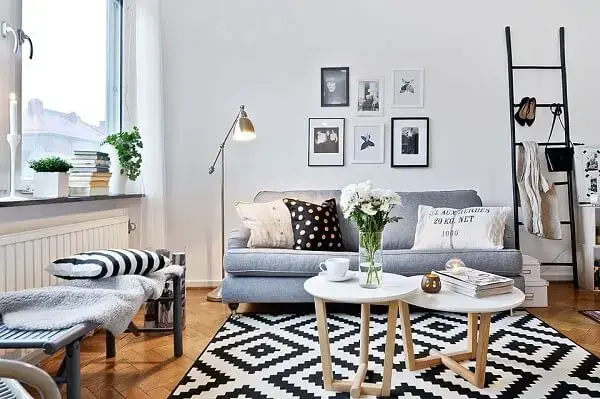 Sala de estar com tapete preto e branco geométrico