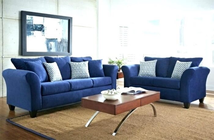 Sala de estar com tapete sisal e borda em tom de azul