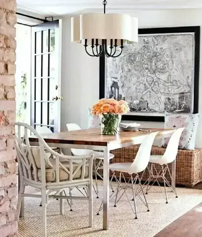 Sala de jantar com decoração delicada e tapete sisal