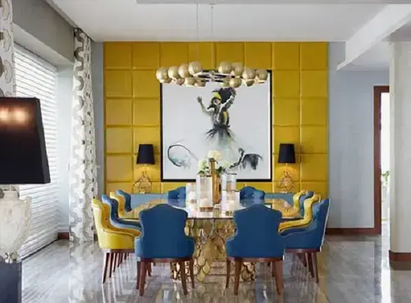 Sala de jantar com decoração mesclada entre os tons de amarelo e azul