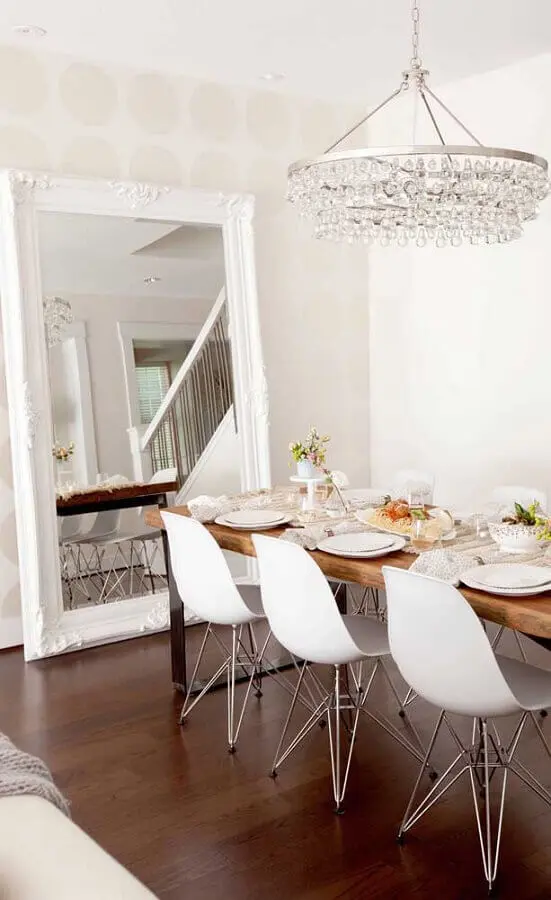 Sala de jantar simples decorada com mesa de madeira e espelho decorativo de chão Foto Pinterest