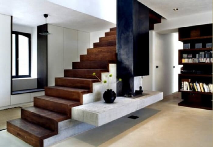 Sala com escada de concreto e madeira