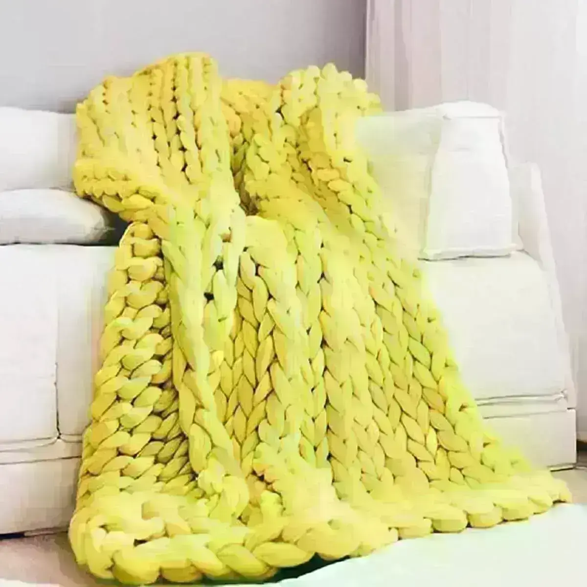 Sofá decorado com manta de crochê amarela Foto Revista Artesanato