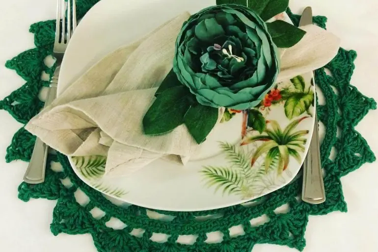Sousplat de crochê verde com design floral