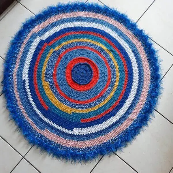 Tapete de crochê colorido com acabamento felpudo