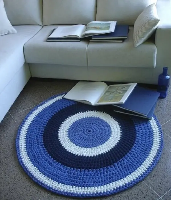 Tapete de crochê em tons de azul e branco para sala de estar