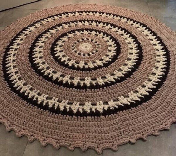 Tapete de crochê em tons neutros combinam com diversos estilos de decoração