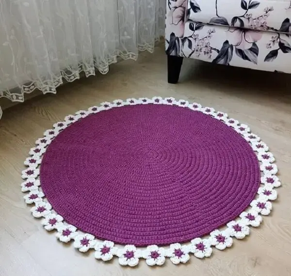 Tapete de crochê redondo com acabamento em flores