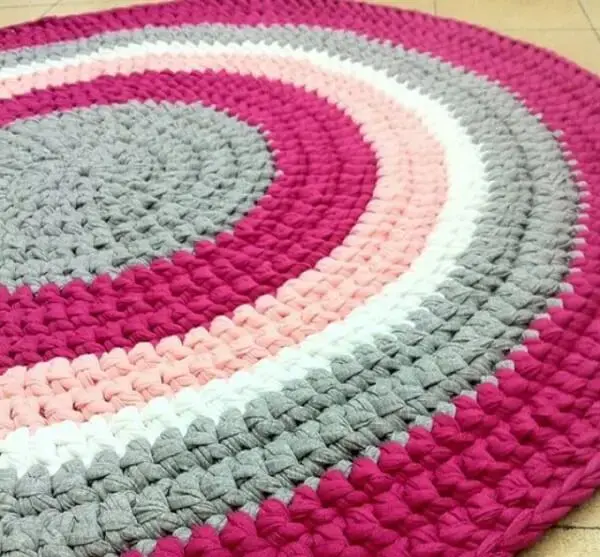 Tapete de crochê redondo mesclando tons de rosa claro, pink, cinza e branco