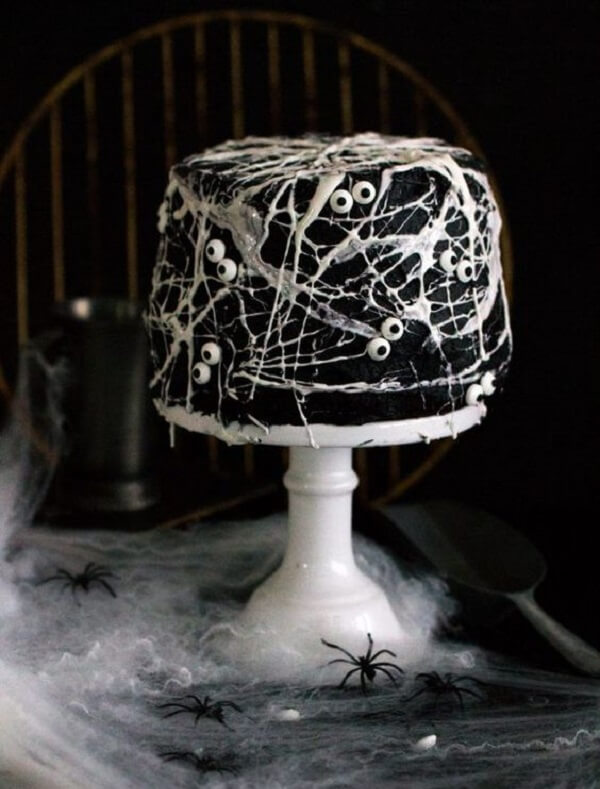 Teias de aranha decoram o bolo de halloween
