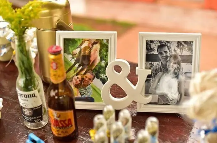 Use porta retrato com fotografias do casal para decoração do Chá Bar