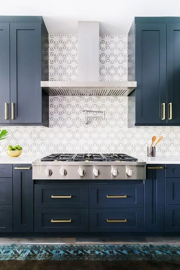 armário de cozinha azul marinho com puxadores dourados Foto Pinterest