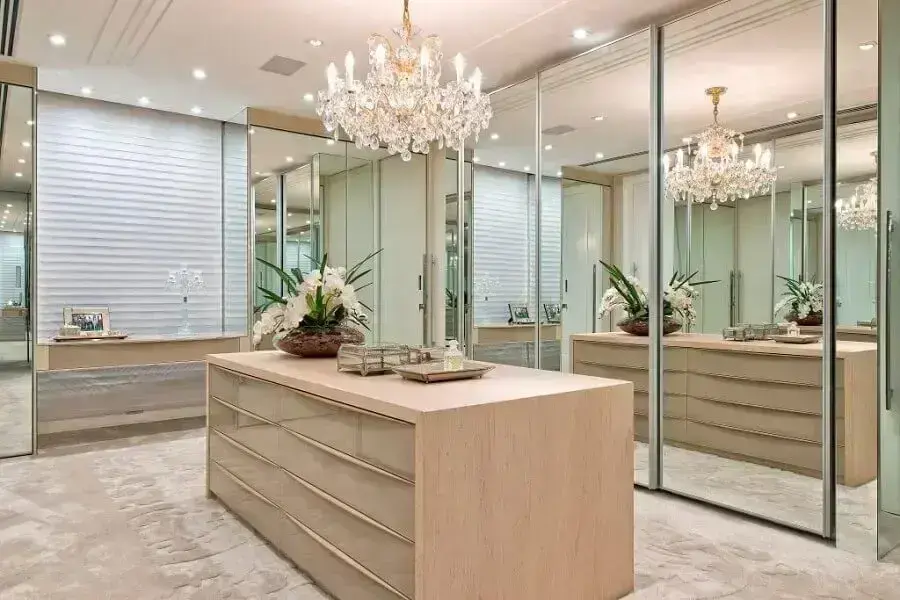armários com portas espelhadas e lustre de cristal para decoração de closet luxuoso Foto Brandani Decore