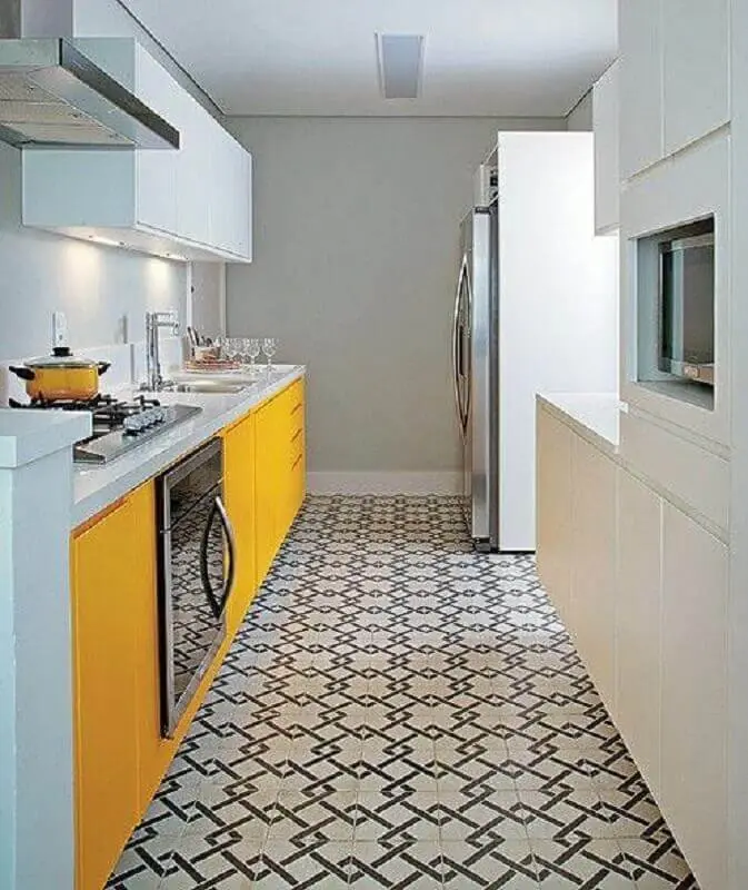 armários planejados para cozinha amarela e branca com piso estampado Foto Construção e Design