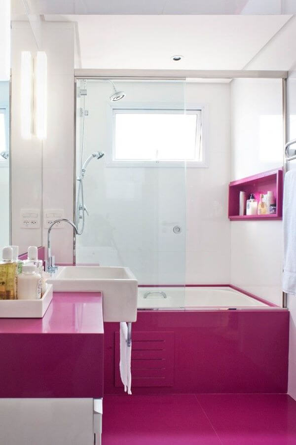 Banheiro com nicho e bancada rosa fúcsia 