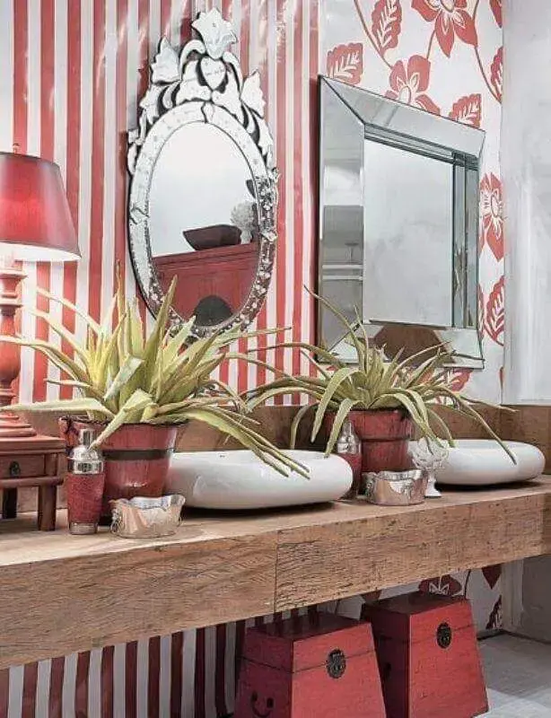 banheiro decoardo com bancada de madeira e papel de parede listrado vermelho e branco Foto Decoração e Arte