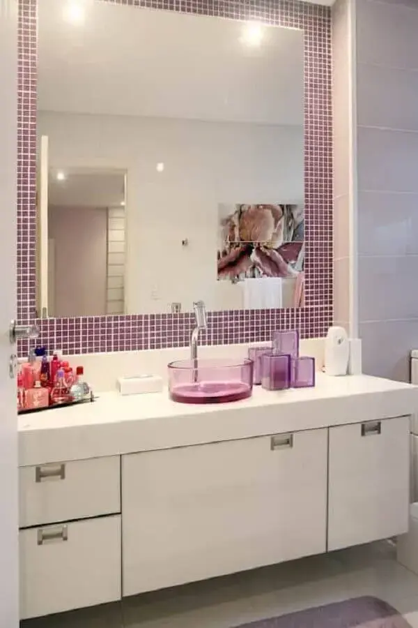 banheiro feminino branco decorado com pastilha lilás Foto Homify