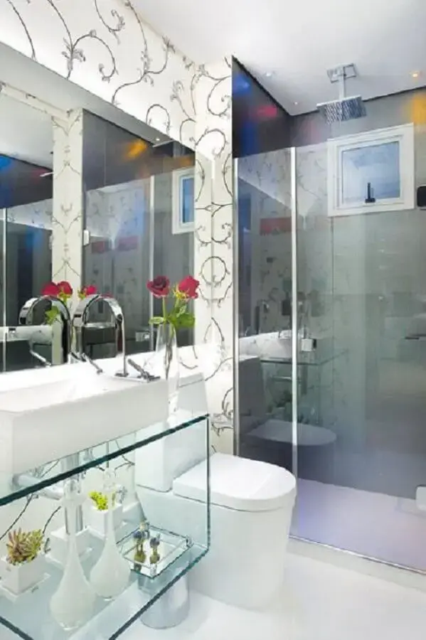 banheiro feminino decorado com bancada de vidro e papel de parede Foto Portal Decoração