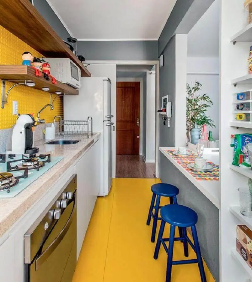 banqueta azul para cozinha amarela e branca pequena Foto Espaço Casa