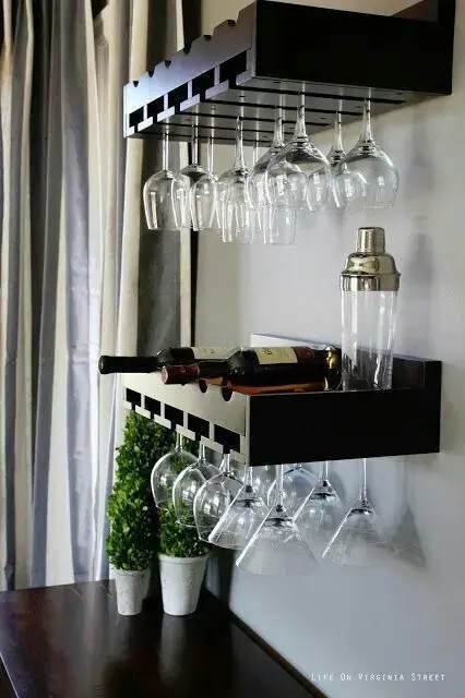 Barzinho de canto de parede com as taças penduradas para servir vinhos
