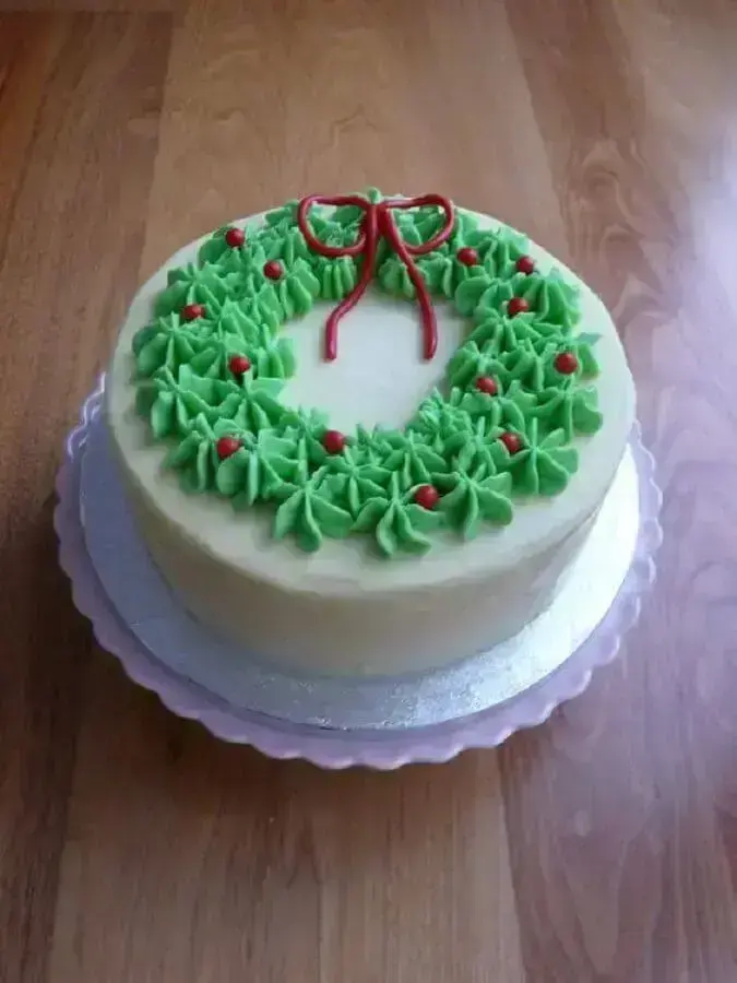 bolo com decoração de natal com guirlanda feita de chantilly Foto Restaurant Guru