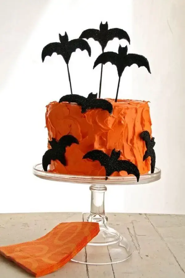 bolo de dia das bruxas todo laranja com morcegos de papel Foto DIY Decoração