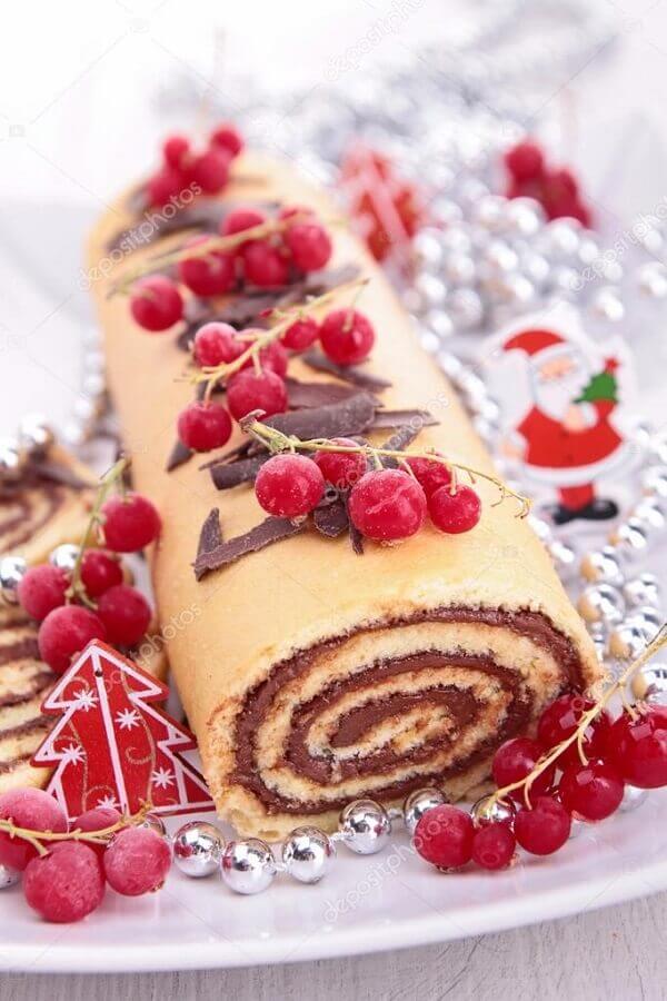 bolo de natal em formato de rocambole decorado com frutas vermelhas e chocolate Foto Pinterest