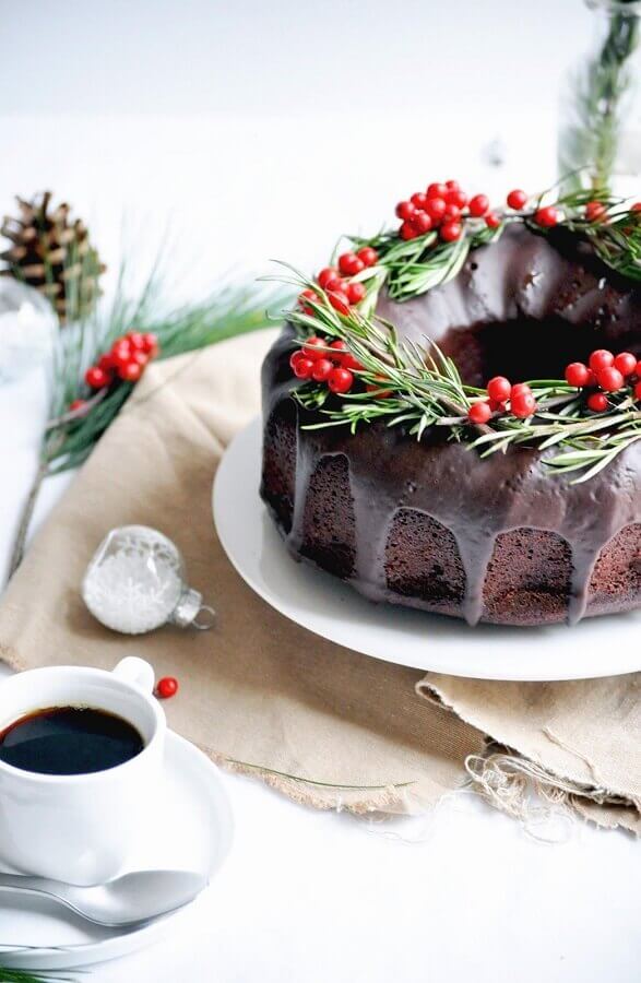 bolo de natal simples com calda de chocolate e raminhos e frutinhas vermelhas Foto Elodie’s Bakery