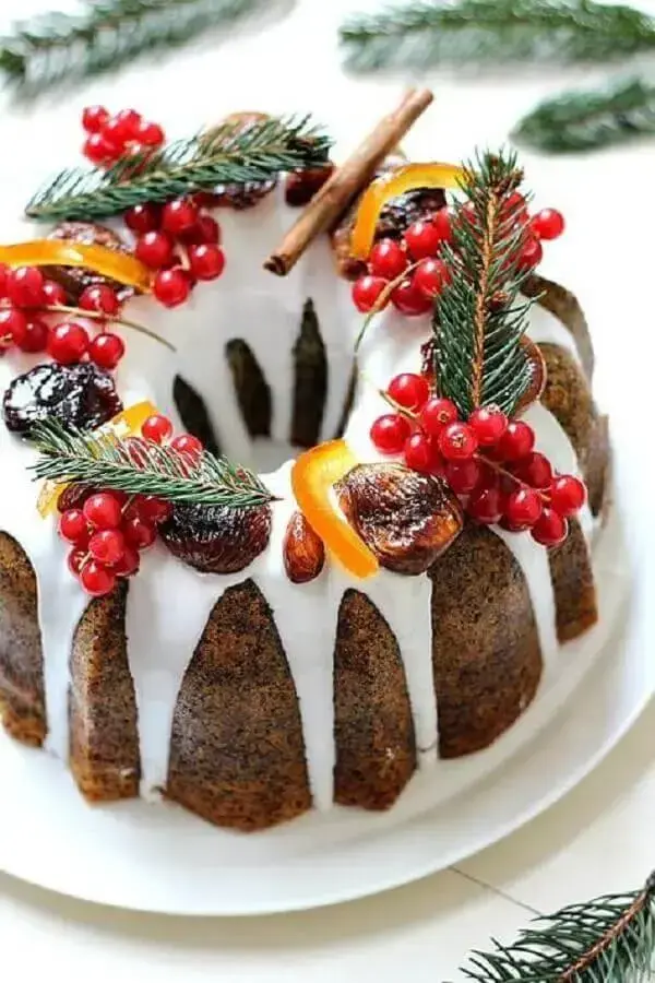 bolo de natal simples decorado com frutas e calda de açúcar Foto SistaCafe