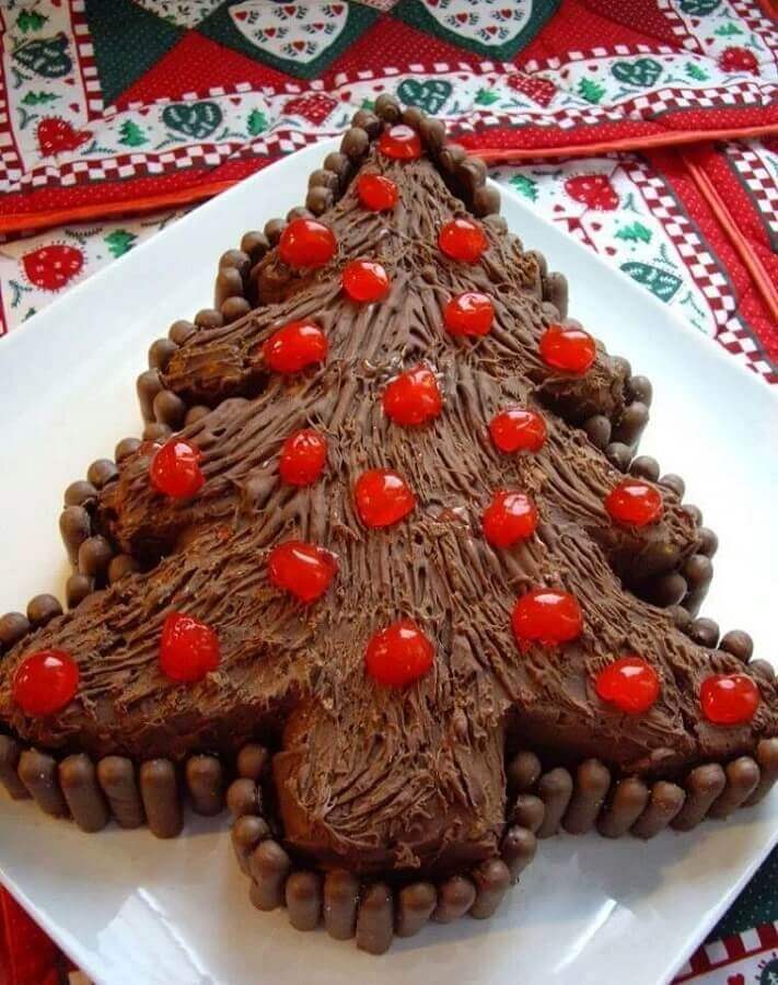 bolo de natal simples em formato de pinheiro com cerejas Foto Pinterest