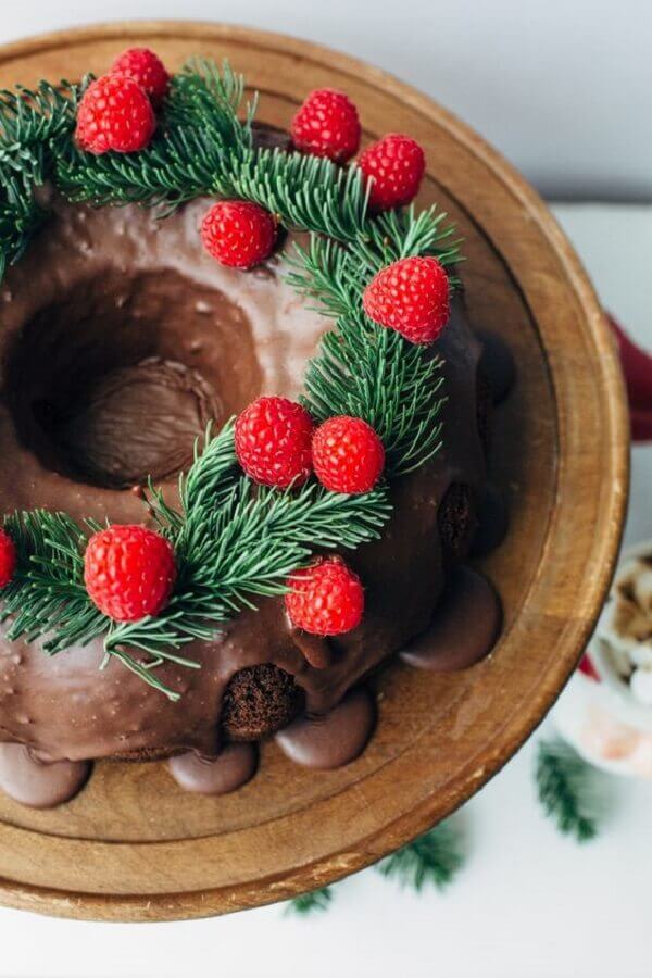 bolo decorado de natal simples com calda de chocolate e frutas vermelhas Foto Vamos Receber